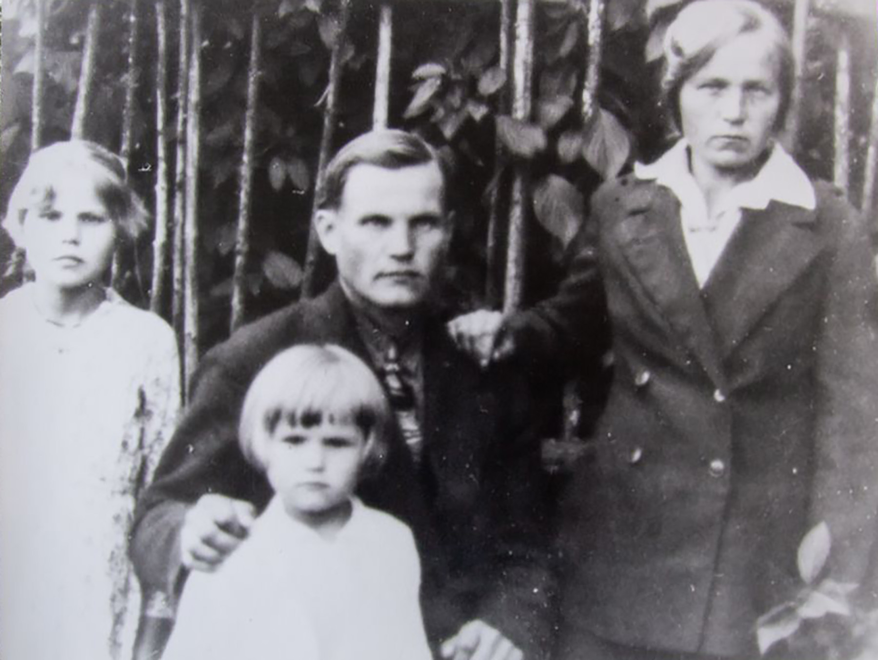 Kristerssonin perhe 1930-luvulla. Edessä Lempi, sisar Karoliina (vas.) ja vanhemmat Joonas ja Maria. SKS KIA, Lempi Mörskyn arkisto. CC BY 4.0
