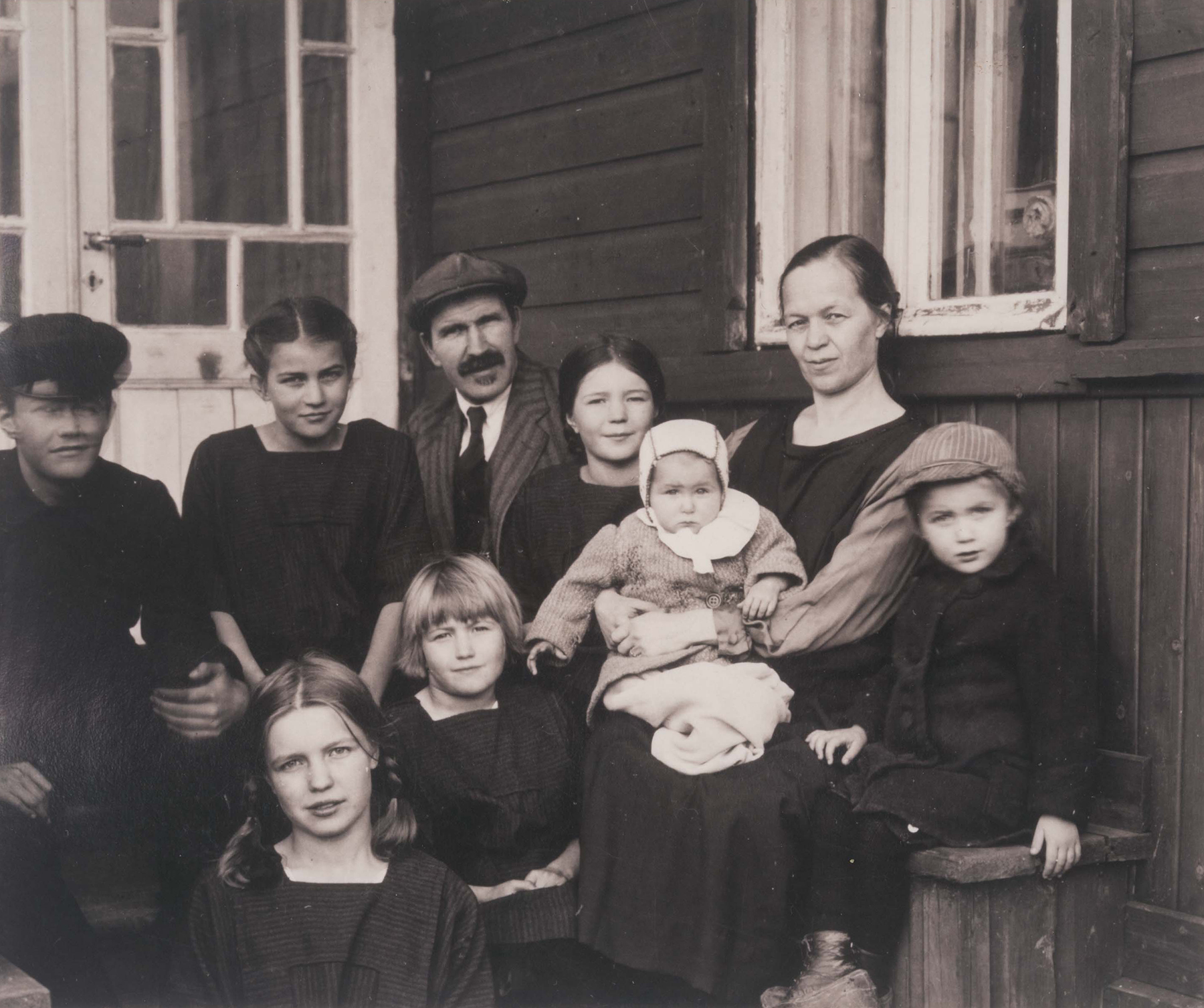Kuva Tynnin perheestä Pukinmäen kotitalon edessä vuonna 1923. SKS KIA, Aale Tynnin arkisto. CC BY 4.0