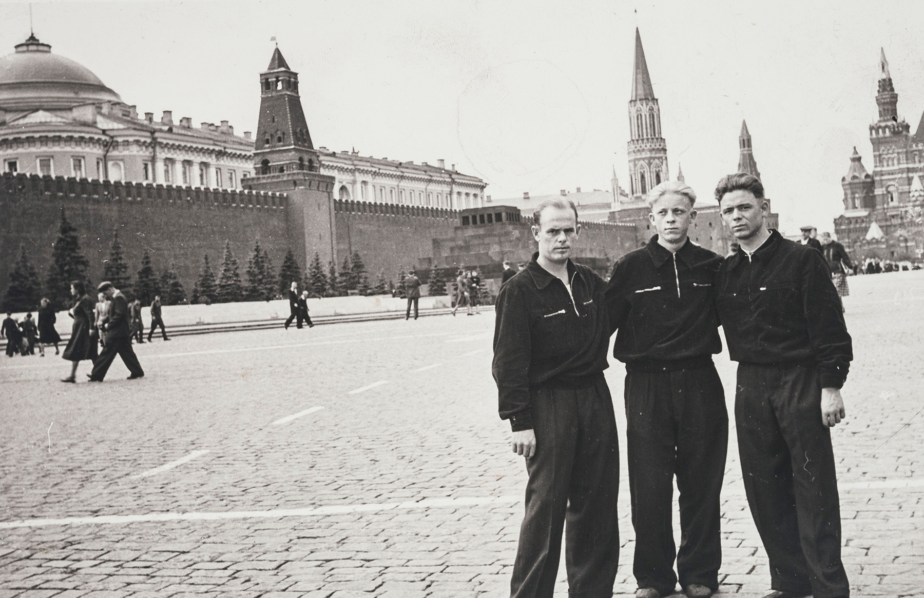 Albert Kirjanen, Viktor Stumpf ja Vihtori Tuhkanen Moskovan punaisella torilla vuonna 1958. SKS KIA, Albert Kirjasen arkisto. CC BY 4.0