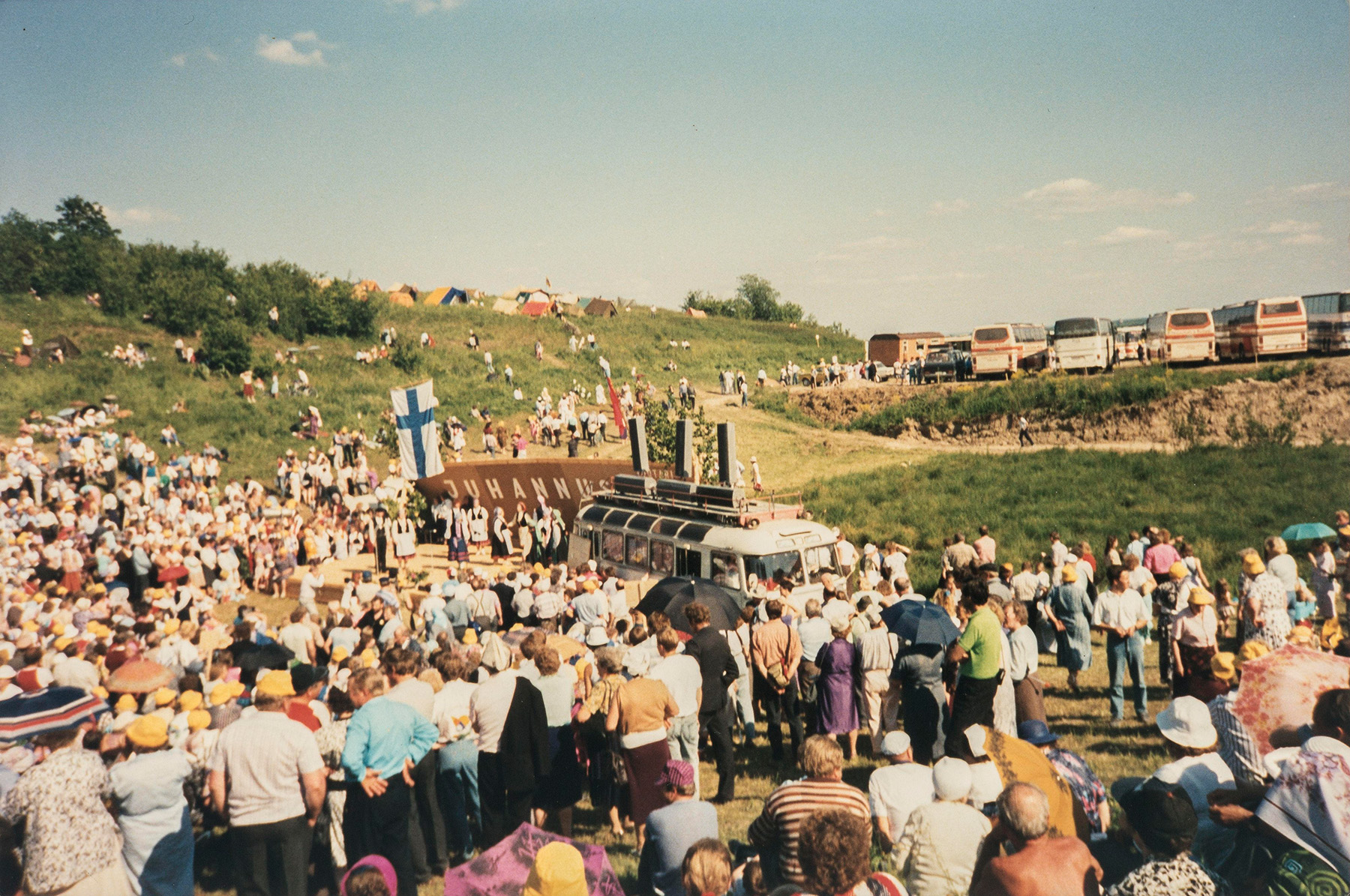 Juhannusjuhlat Tuutarissa vuonna 1990. SKS KIA, Heistosen suvun arkisto. CC BY 4.0
