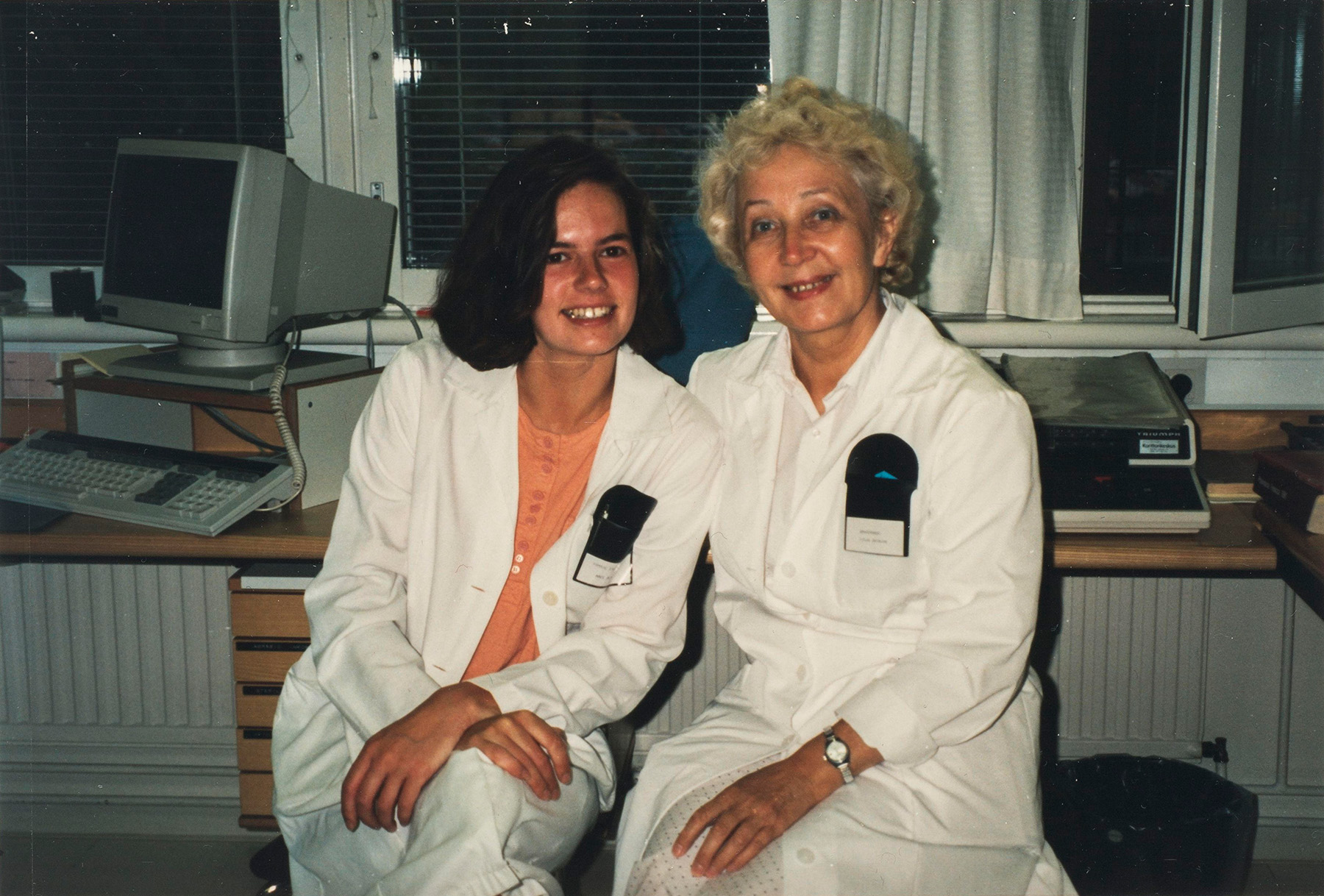 Lilja Tatti kollegansa kanssa Kuopion yliopistollisen sairaalan ihotautiosastolla vuonna 1991. SKS KIA, Tatti-perheen arkisto. CC BY 4.0