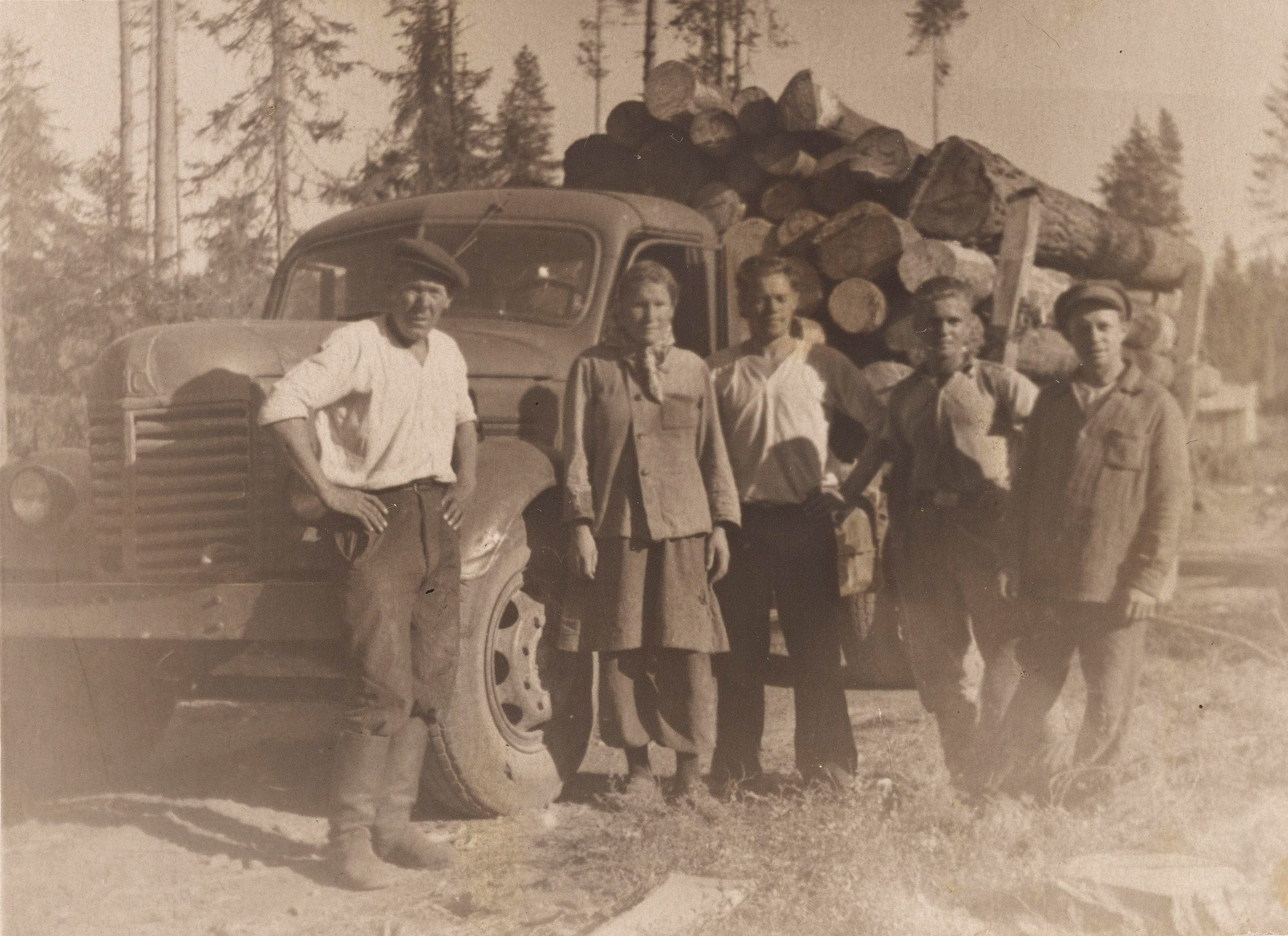 Inkeriläisiä työläisiä metsätyömaalla Karjalassa. Kuva on otettu noin vuonna 1950 Paatastissa, joka sijaitsee 50 kilometriä Petroskoista pohjoiseen. SKS KIA, Aino Merosen arkisto. SKS. CC BY 4.0