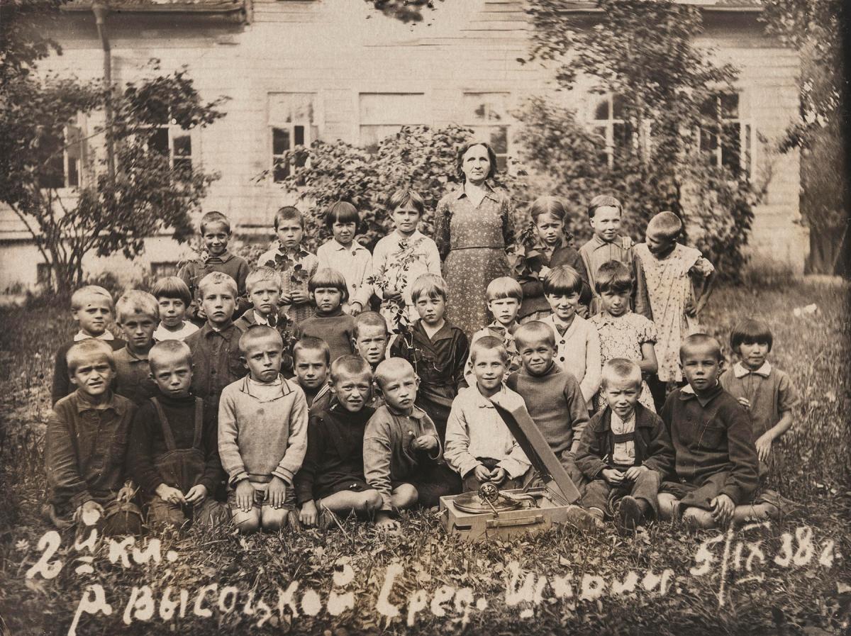 R. Vysotskojen keskikoulun toisen luokan luokkakuva syyskuulta 1938. SKS KIA, Ella Ojalan arkisto. CC BY 4.0